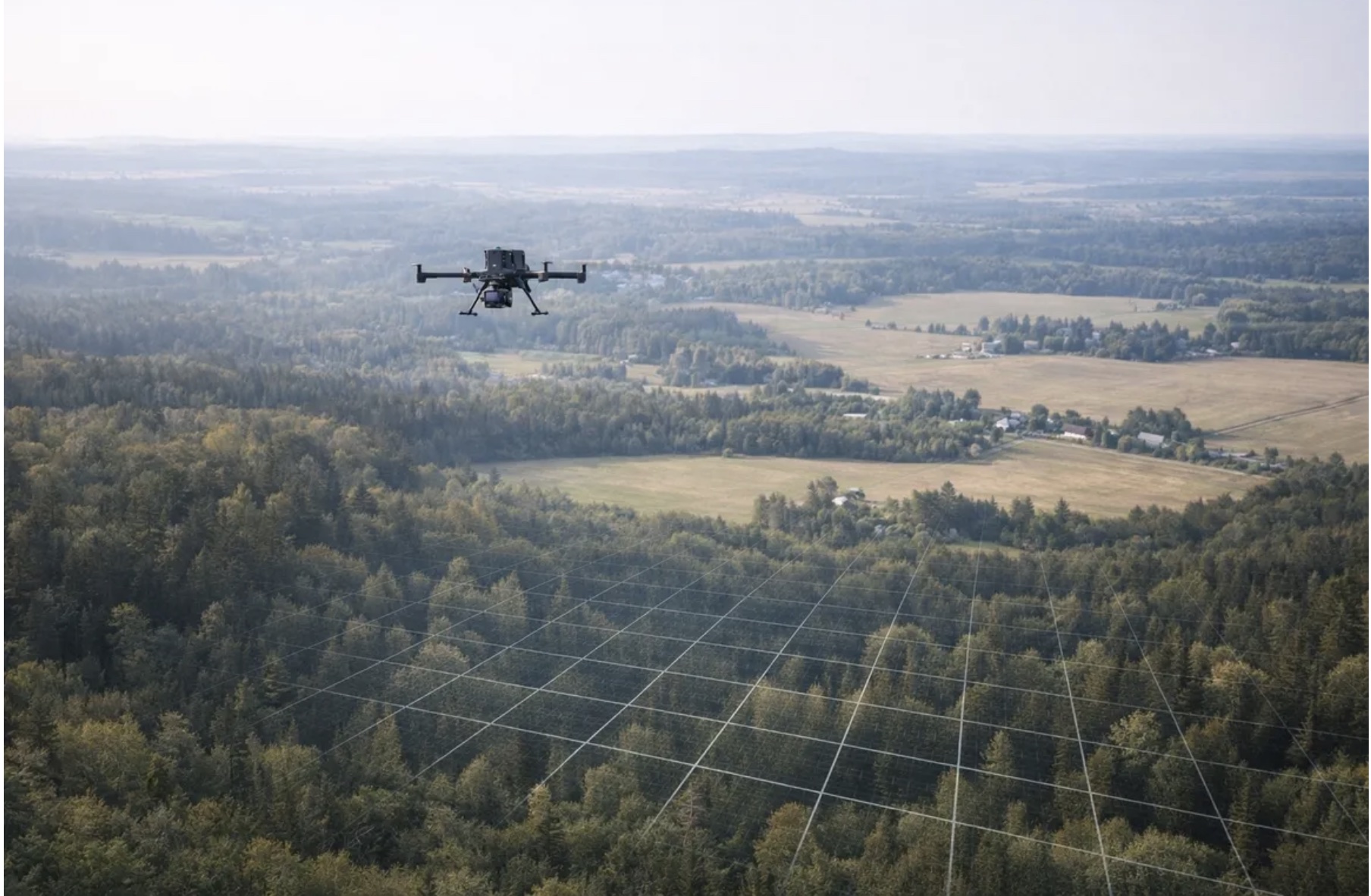Dron klasy enterprise podczas nalotu nad terenem leśnym i korytarzem infrastruktury