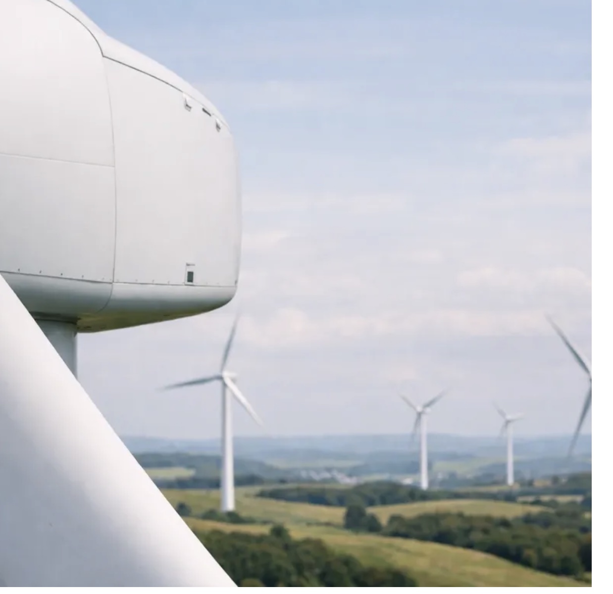 Zbliżenie gondoli turbiny wiatrowej podczas inspekcji infrastruktury energetycznej